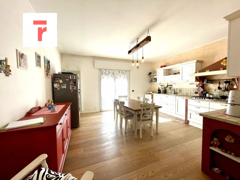 Vicinanze Legnaro proponiamo casa singola con giardino di 1000mq.

L'abitazione è immersa nel ver...