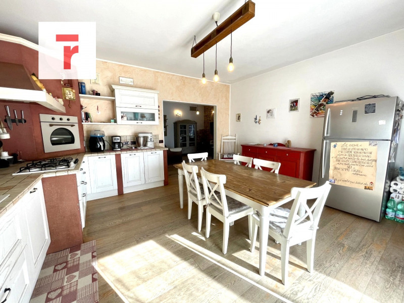 Vicinanze Legnaro proponiamo casa singola con giardino di 1000mq.

L'abitazione è immersa nel ver...