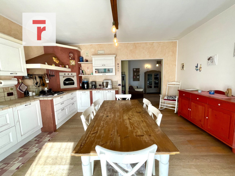 Vicinanze Legnaro proponiamo casa singola con giardino di 1000mq.

L'abitazione è immersa nel ver...