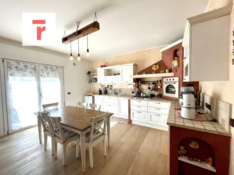 Vicinanze Legnaro proponiamo casa singola con giardino di 1000mq.

L'abitazione è immersa nel ver...