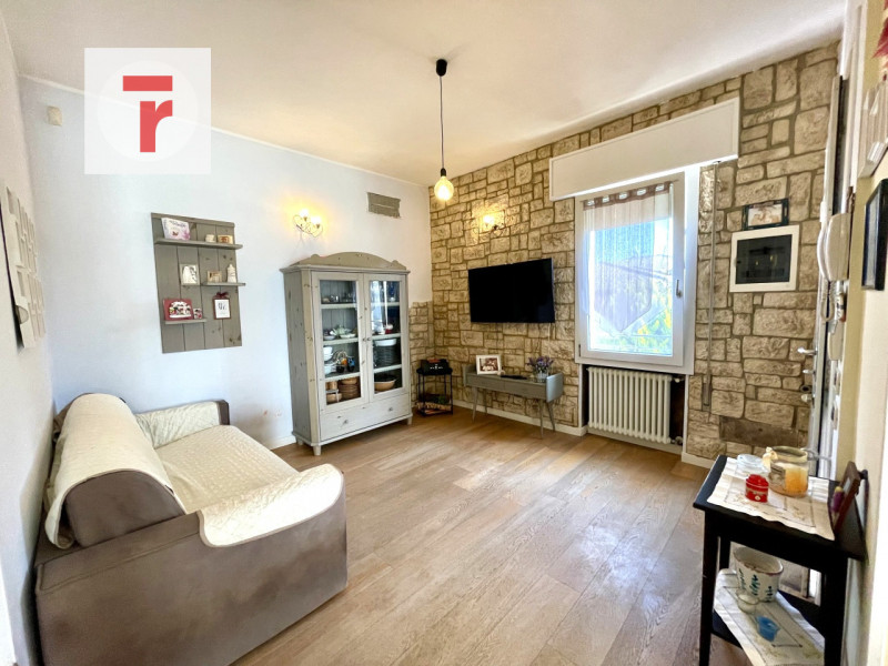 Vicinanze Legnaro proponiamo casa singola con giardino di 1000mq.

L'abitazione è immersa nel ver...