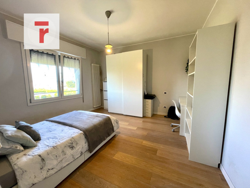 Vicinanze Legnaro proponiamo casa singola con giardino di 1000mq.

L'abitazione è immersa nel ver...