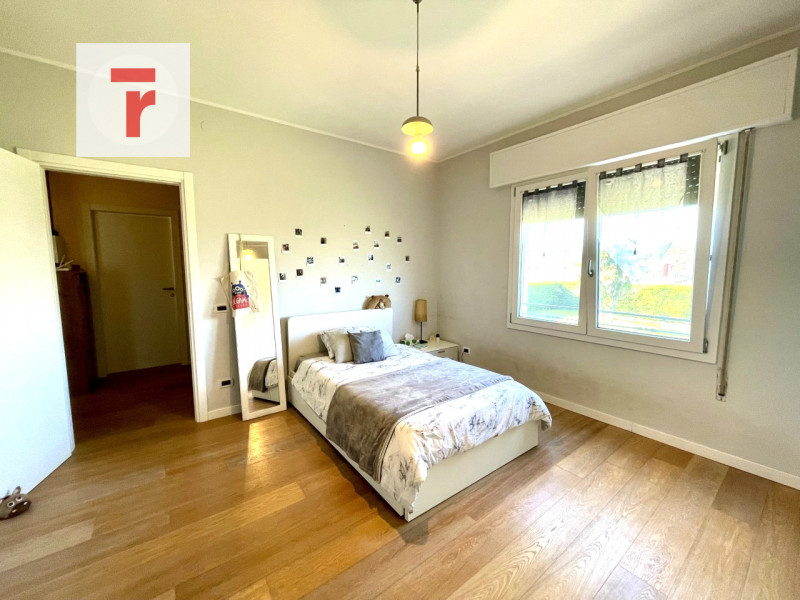 Vicinanze Legnaro proponiamo casa singola con giardino di 1000mq.

L'abitazione è immersa nel ver...