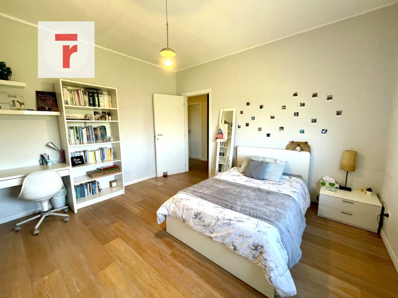 Vicinanze Legnaro proponiamo casa singola con giardino di 1000mq.

L'abitazione è immersa nel ver...