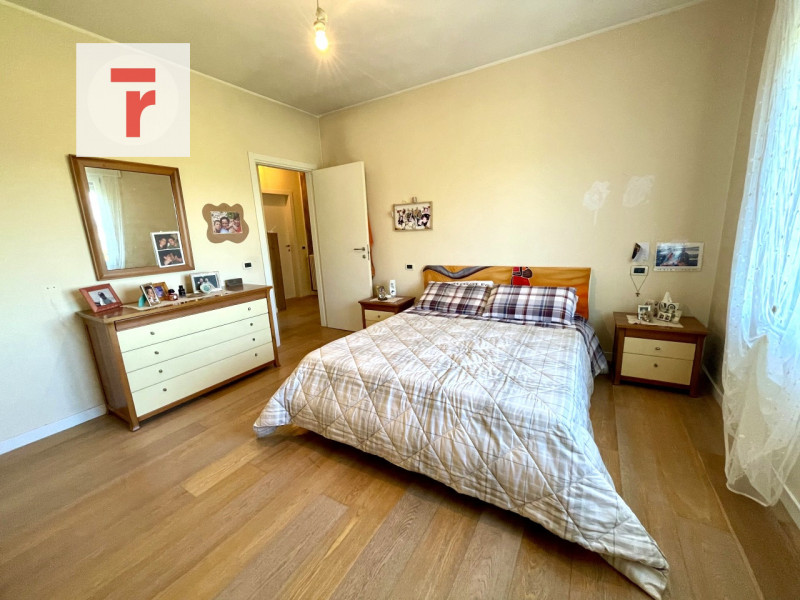 Vicinanze Legnaro proponiamo casa singola con giardino di 1000mq.

L'abitazione è immersa nel ver...