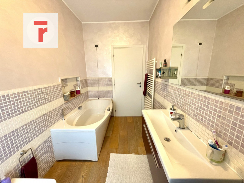 Vicinanze Legnaro proponiamo casa singola con giardino di 1000mq.

L'abitazione è immersa nel ver...