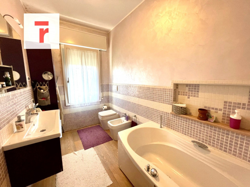 Vicinanze Legnaro proponiamo casa singola con giardino di 1000mq.

L'abitazione è immersa nel ver...