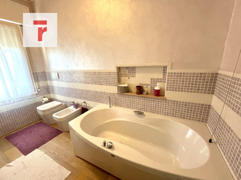 Vicinanze Legnaro proponiamo casa singola con giardino di 1000mq.

L'abitazione è immersa nel ver...