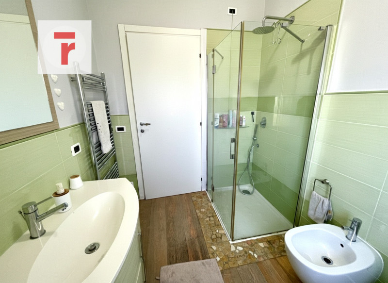 Vicinanze Legnaro proponiamo casa singola con giardino di 1000mq.

L'abitazione è immersa nel ver...