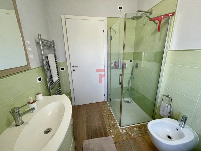 Vicinanze Legnaro proponiamo casa singola con giardino di 1000mq.

L'abitazione è immersa nel ver...