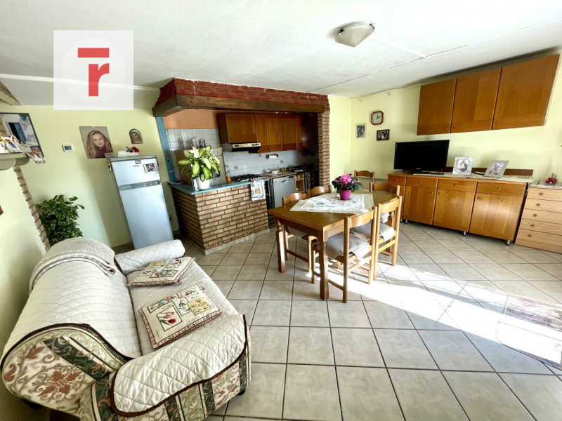 Vicinanze Legnaro proponiamo casa singola con giardino di 1000mq.

L'abitazione è immersa nel ver...