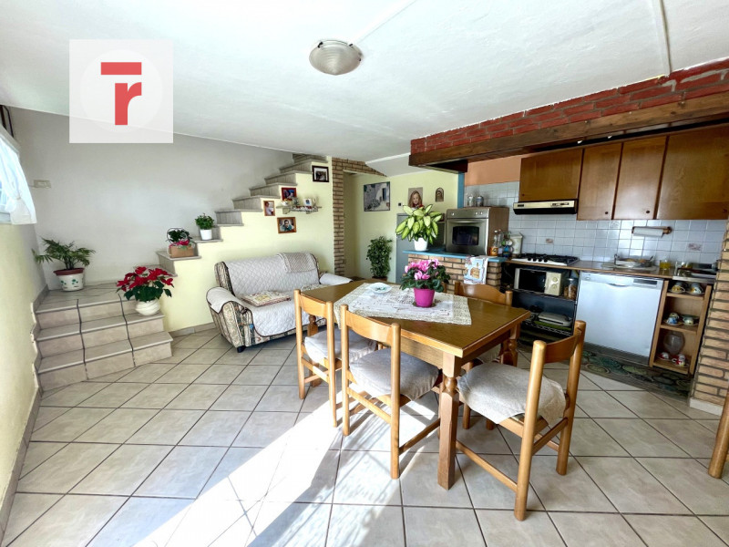 Vicinanze Legnaro proponiamo casa singola con giardino di 1000mq.

L'abitazione è immersa nel ver...