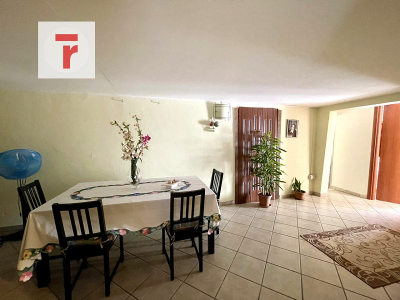 Vicinanze Legnaro proponiamo casa singola con giardino di 1000mq.

L'abitazione è immersa nel ver...