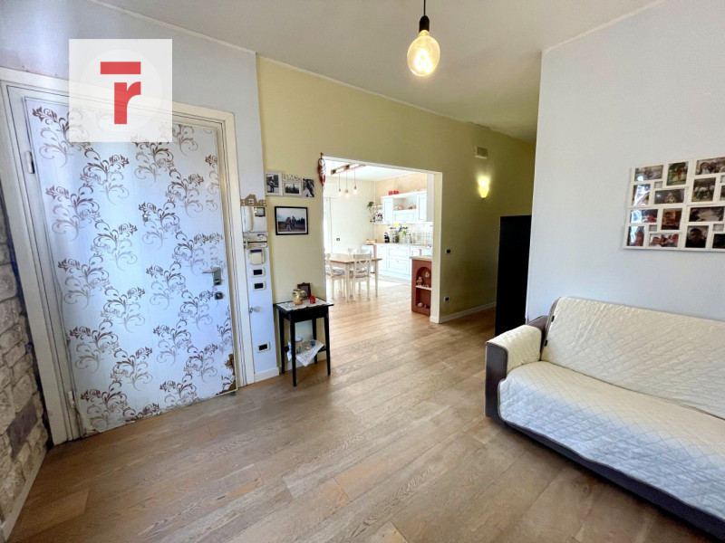 Vicinanze Legnaro proponiamo casa singola con giardino di 1000mq.

L'abitazione è immersa nel ver...