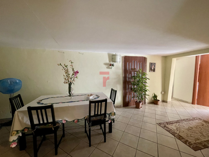 Vicinanze Legnaro proponiamo casa singola con giardino di 1000mq.

L'abitazione è immersa nel ver...