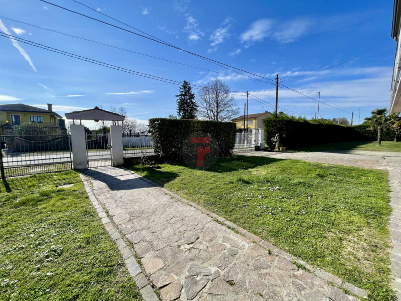 Vicinanze Legnaro proponiamo casa singola con giardino di 1000mq.

L'abitazione è immersa nel ver...