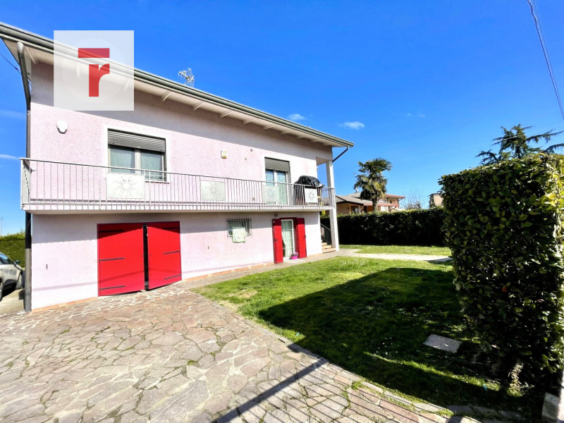 Vicinanze Legnaro proponiamo casa singola con giardino di 1000mq.

L'abitazione è immersa nel ver...