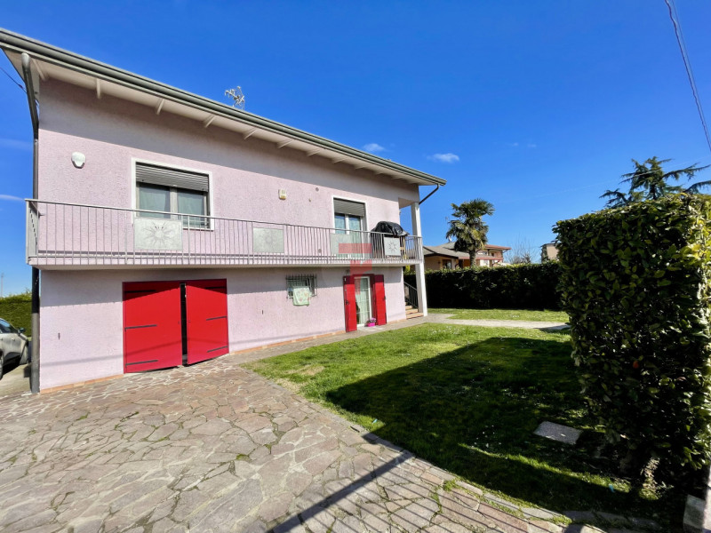 Vicinanze Legnaro proponiamo casa singola con giardino di 1000mq.

L'abitazione è immersa nel ver...