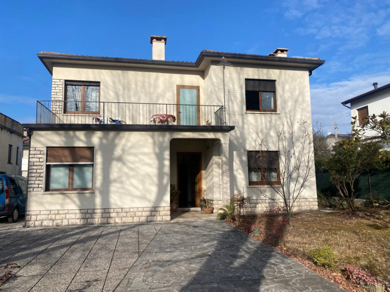 Situata nel cuore di Thiene, questa affascinante casa singola terratetto si estende su un lotto d...