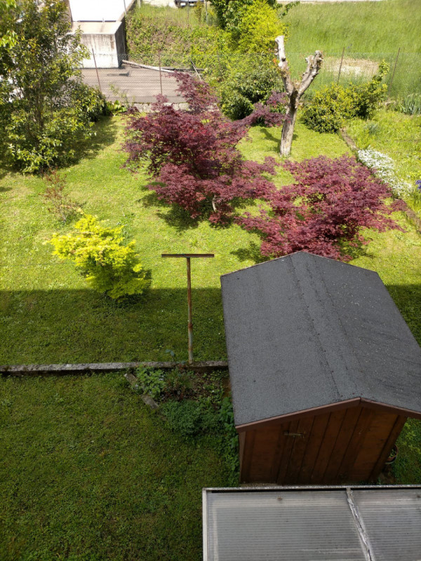Situata nel cuore di Thiene, questa affascinante casa singola terratetto si estende su un lotto d...