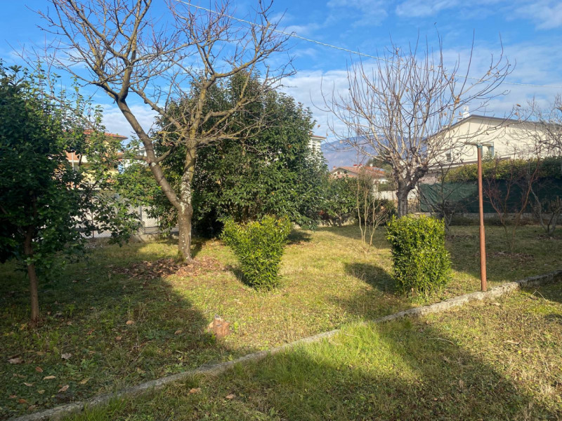 Situata nel cuore di Thiene, questa affascinante casa singola terratetto si estende su un lotto d...