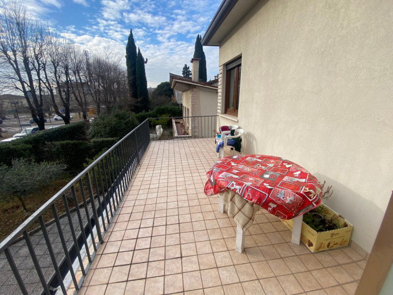 Situata nel cuore di Thiene, questa affascinante casa singola terratetto si estende su un lotto d...