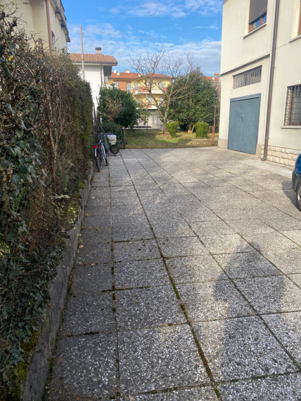 Situata nel cuore di Thiene, questa affascinante casa singola terratetto si estende su un lotto d...