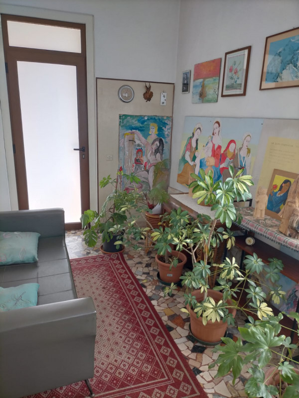 Situata nel cuore di Thiene, questa affascinante casa singola terratetto si estende su un lotto d...