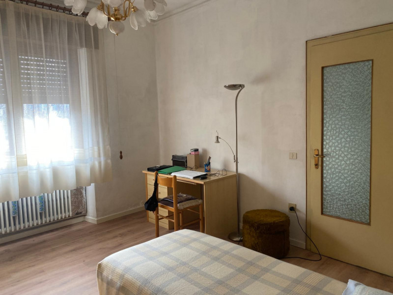 Situata nel cuore di Thiene, questa affascinante casa singola terratetto si estende su un lotto d...