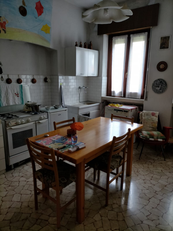 Situata nel cuore di Thiene, questa affascinante casa singola terratetto si estende su un lotto d...