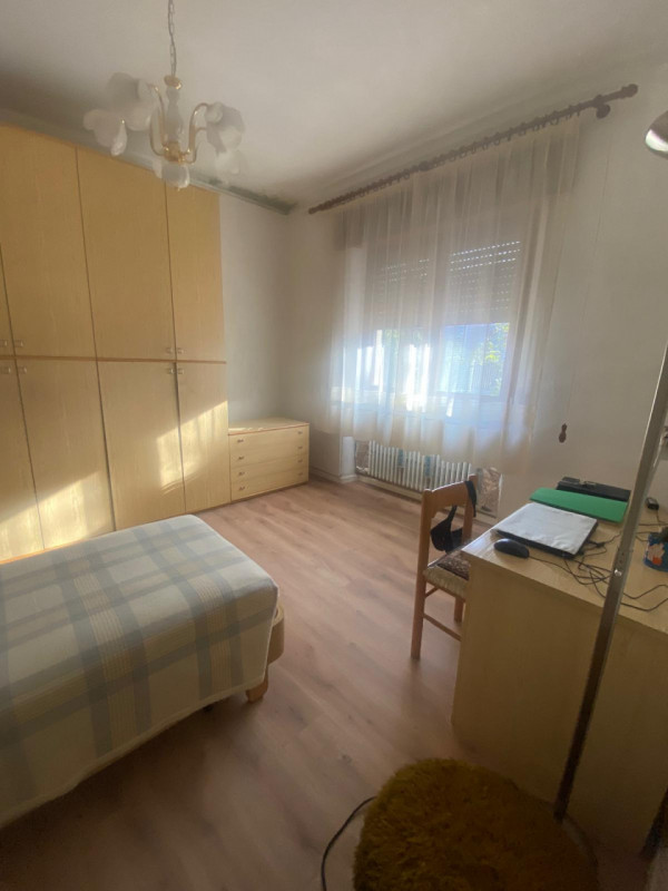 Situata nel cuore di Thiene, questa affascinante casa singola terratetto si estende su un lotto d...