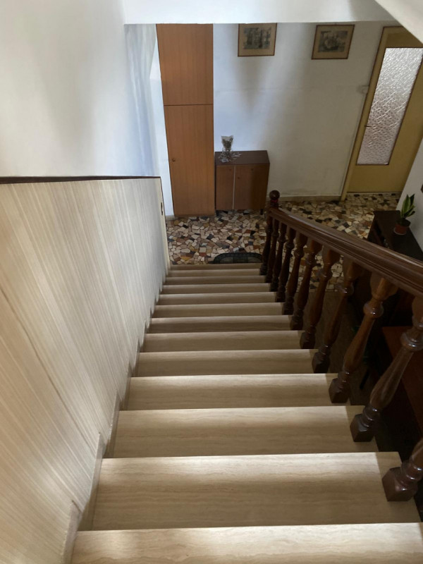 Situata nel cuore di Thiene, questa affascinante casa singola terratetto si estende su un lotto d...