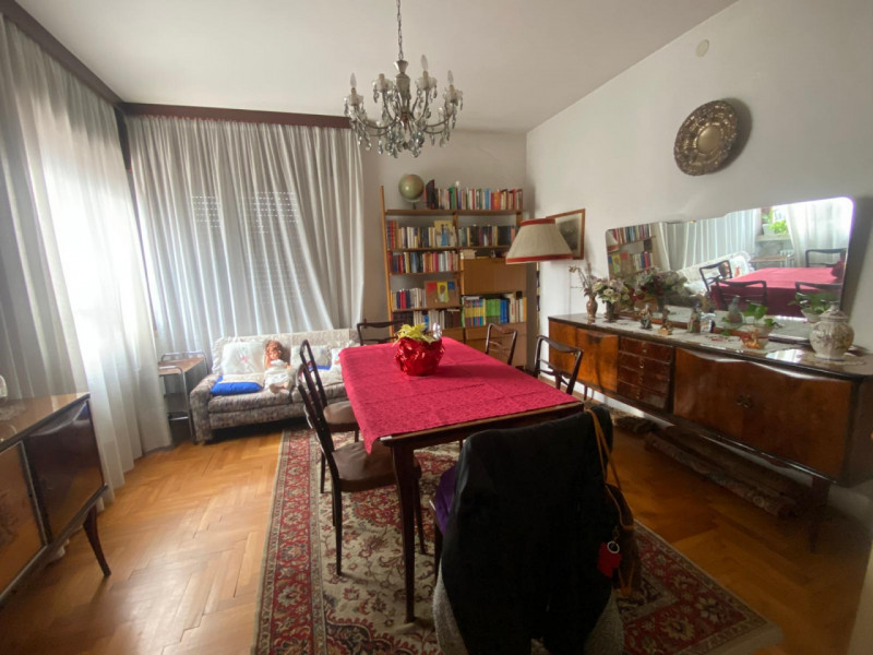 Situata nel cuore di Thiene, questa affascinante casa singola terratetto si estende su un lotto d...