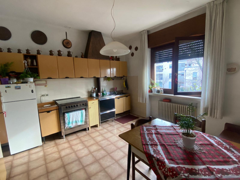 Situata nel cuore di Thiene, questa affascinante casa singola terratetto si estende su un lotto d...