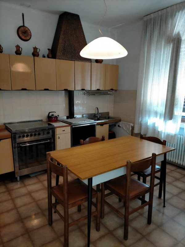 Situata nel cuore di Thiene, questa affascinante casa singola terratetto si estende su un lotto d...