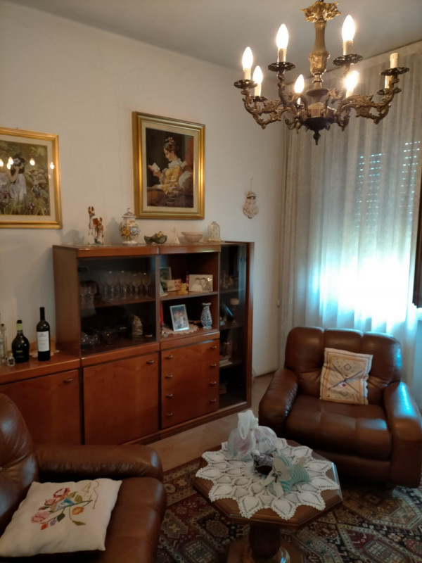 Situata nel cuore di Thiene, questa affascinante casa singola terratetto si estende su un lotto d...