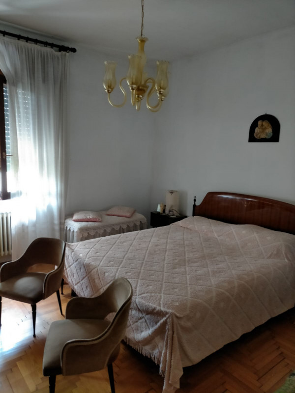 Situata nel cuore di Thiene, questa affascinante casa singola terratetto si estende su un lotto d...