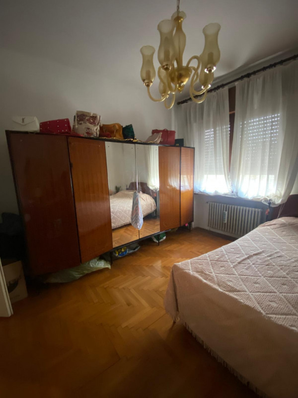 Situata nel cuore di Thiene, questa affascinante casa singola terratetto si estende su un lotto d...