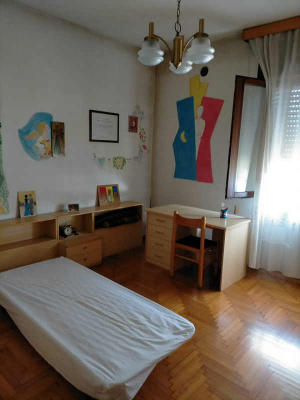 Situata nel cuore di Thiene, questa affascinante casa singola terratetto si estende su un lotto d...