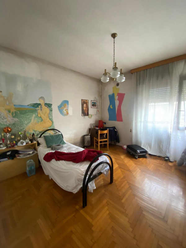 Situata nel cuore di Thiene, questa affascinante casa singola terratetto si estende su un lotto d...