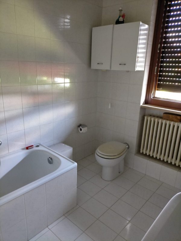 Situata nel cuore di Thiene, questa affascinante casa singola terratetto si estende su un lotto d...