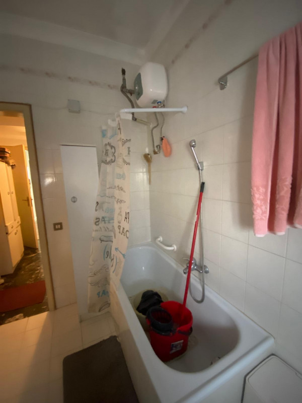 Situata nel cuore di Thiene, questa affascinante casa singola terratetto si estende su un lotto d...