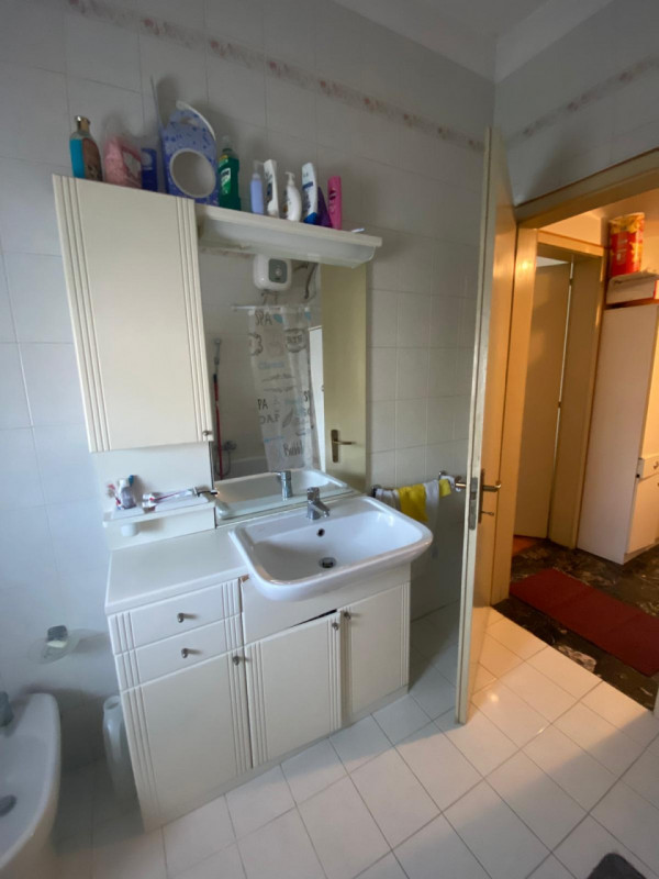 Situata nel cuore di Thiene, questa affascinante casa singola terratetto si estende su un lotto d...