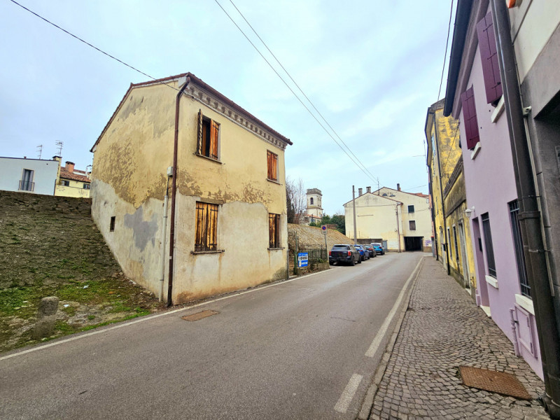 In centro a Este, proponiamo in vendita casa singola completamente da ristrutturare, con cortilet...
