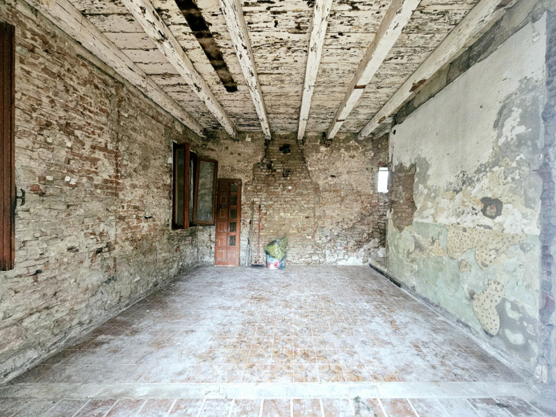 In centro a Este, proponiamo in vendita casa singola completamente da ristrutturare, con cortilet...