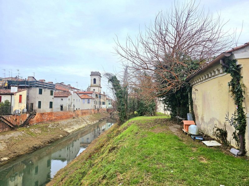 In centro a Este, proponiamo in vendita casa singola completamente da ristrutturare, con cortilet...