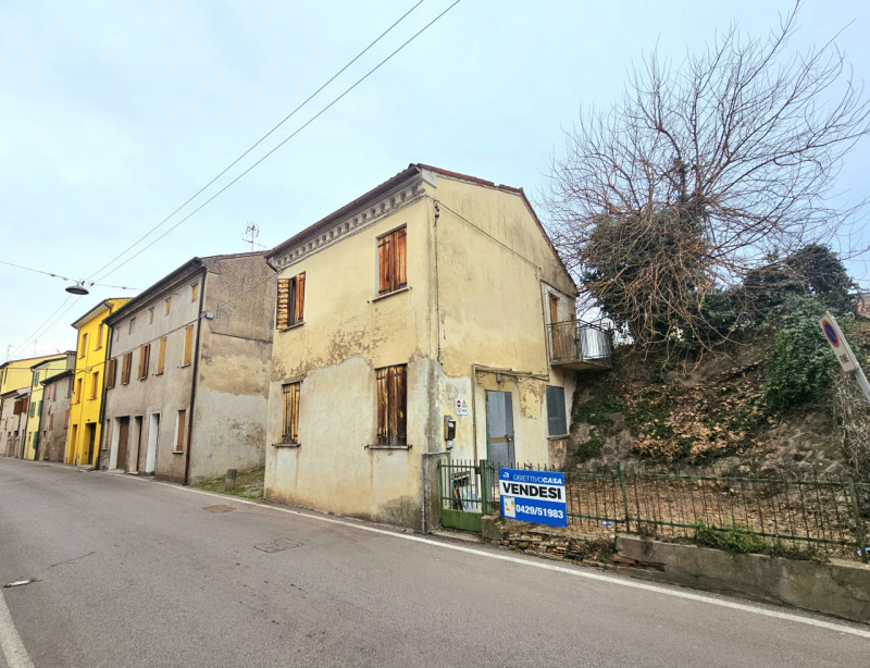 In centro a Este, proponiamo in vendita casa singola completamente da ristrutturare, con cortilet...