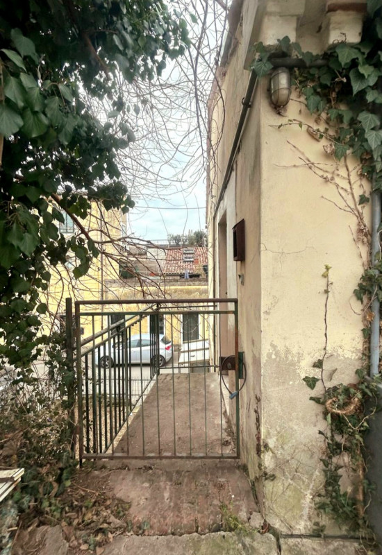 In centro a Este, proponiamo in vendita casa singola completamente da ristrutturare, con cortilet...