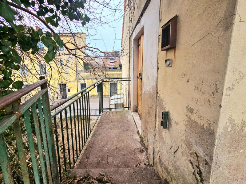 In centro a Este, proponiamo in vendita casa singola completamente da ristrutturare, con cortilet...