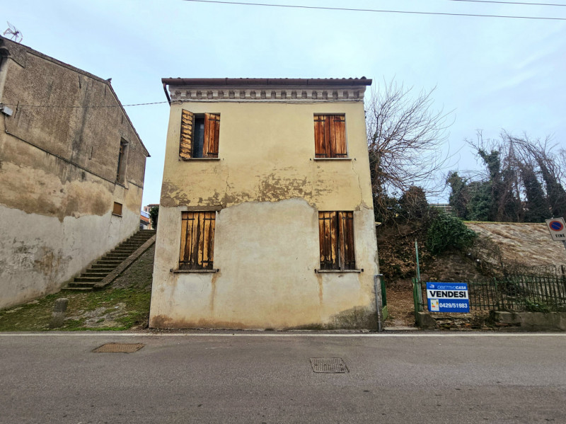 In centro a Este, proponiamo in vendita casa singola completamente da ristrutturare, con cortilet...